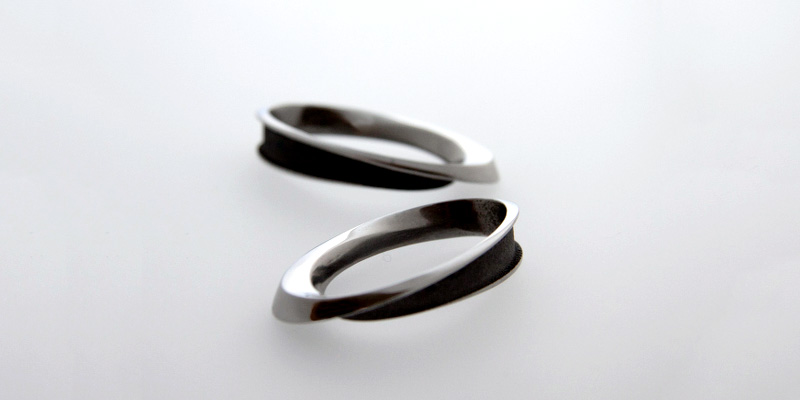 Di Manuganda l’anello di titanio Double per indice e medio sempre realizzato con tecniche di prototipazione nella mostra sul 3D